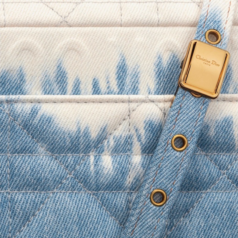 中号 Dior Caro 手袋 蓝色扎染牛仔面料搭配藤格纹图案