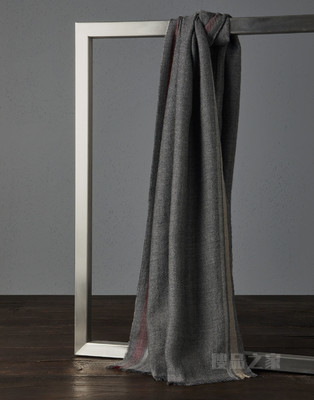 丝绒混纺围巾 双色条纹饰边围巾，羊绒和丝混纺斜纹面料