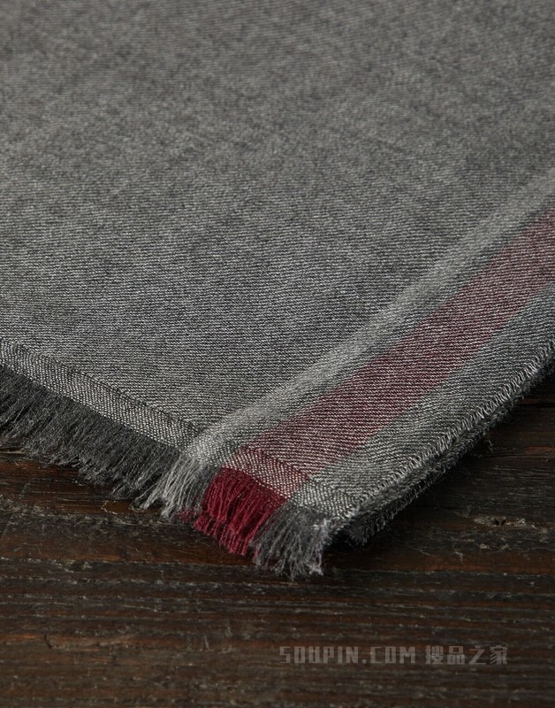 丝绒混纺围巾 双色条纹饰边围巾，羊绒和丝混纺斜纹面料