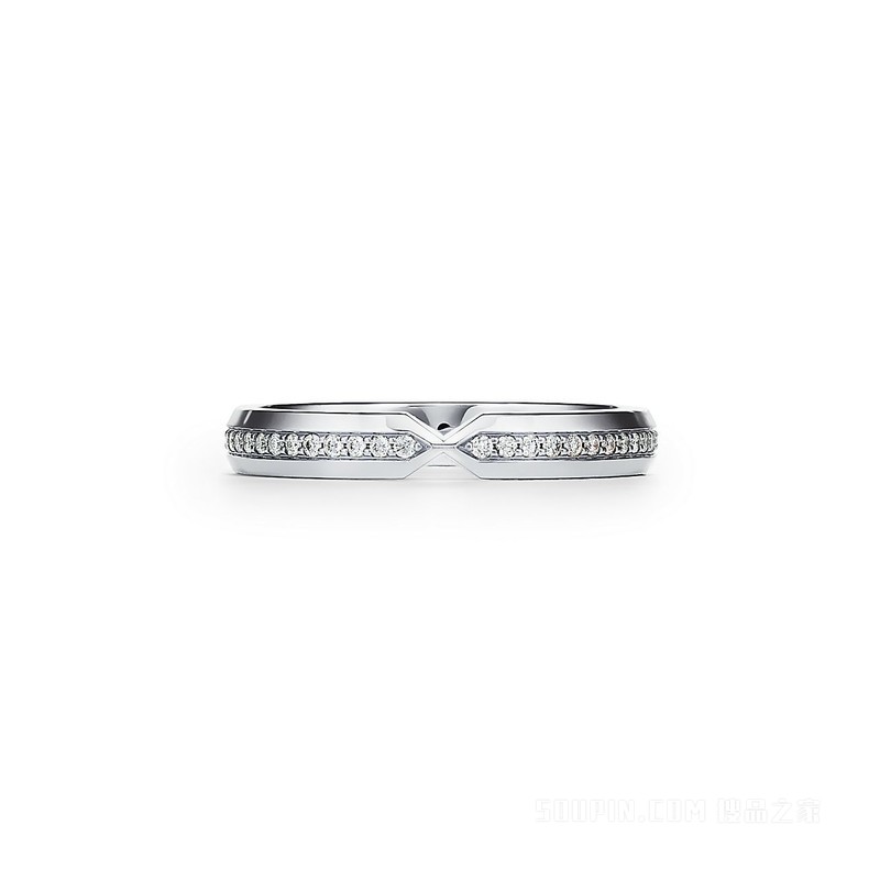 The Tiffany® Setting 系列铂金镶钻嵌套窄式戒指。