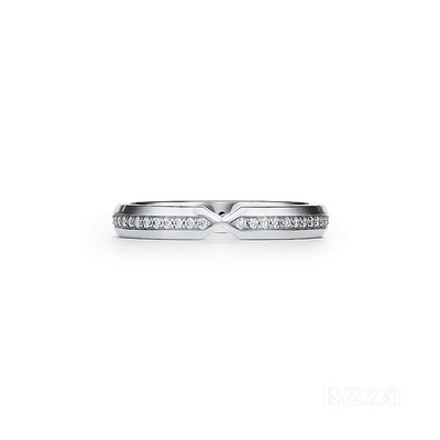 The Tiffany® Setting 系列铂金镶钻嵌套窄式戒指。