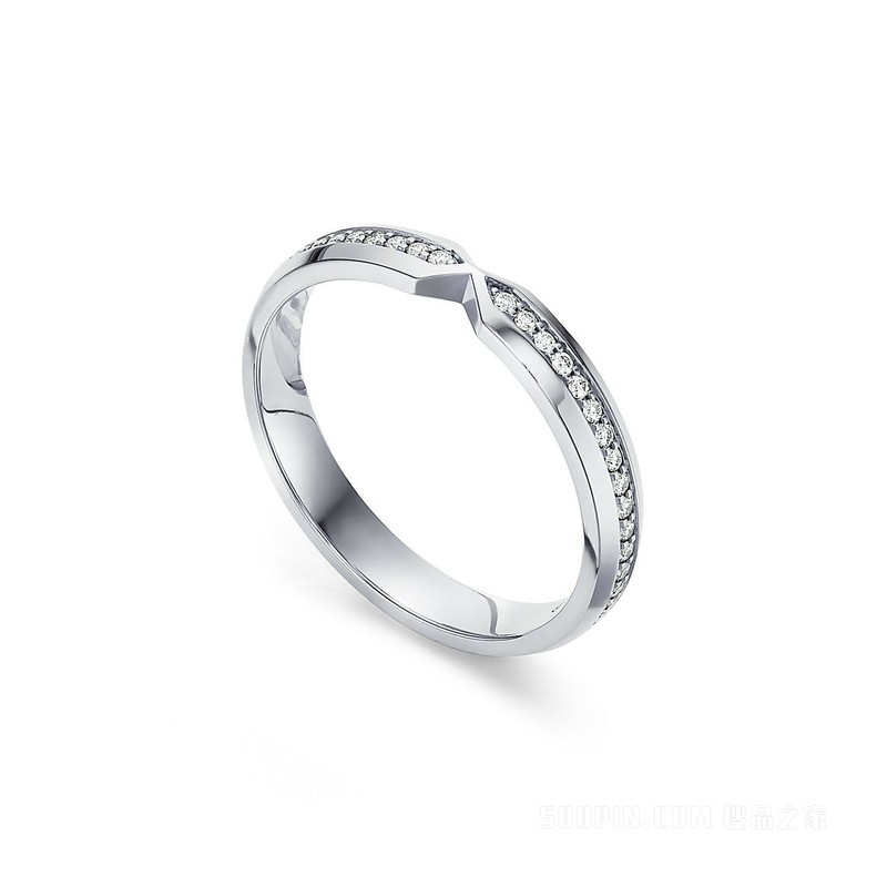 The Tiffany® Setting 系列铂金镶钻嵌套窄式戒指。