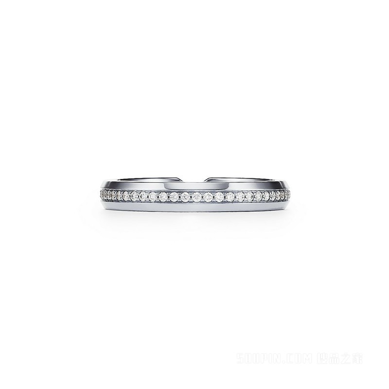 The Tiffany® Setting 系列铂金镶钻嵌套窄式戒指。