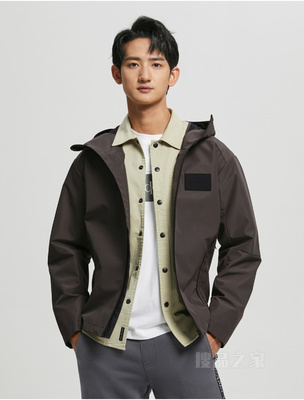 Calvin Klein 22早秋新款男士简约LOGO贴片立领连帽单夹克J322319