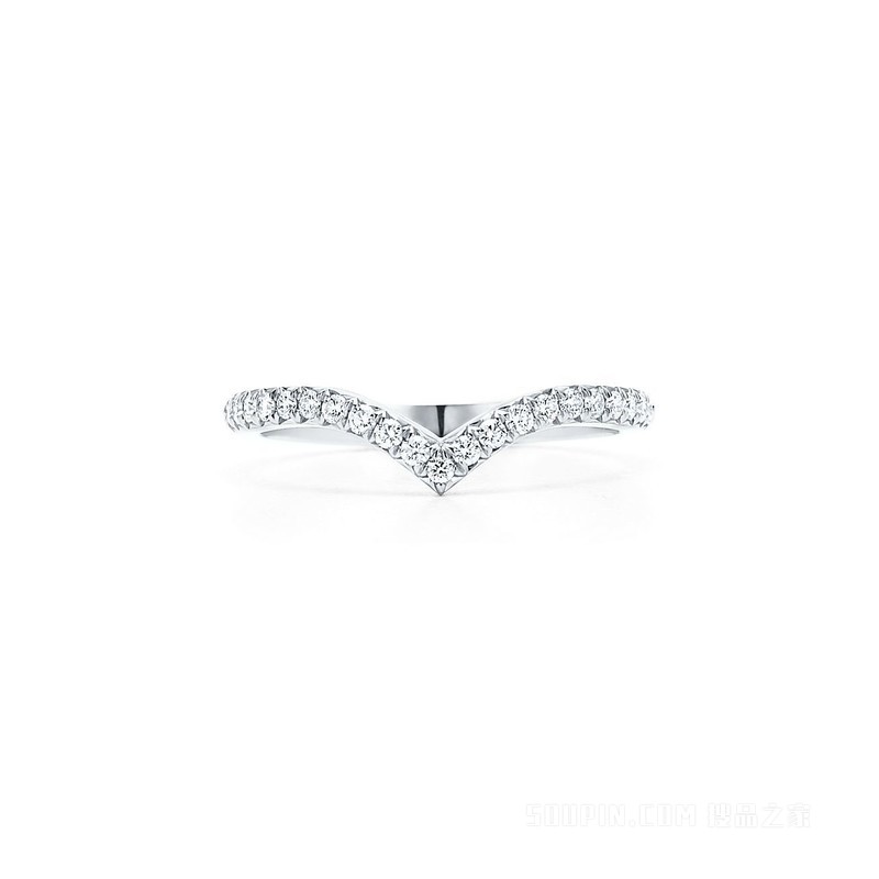 Tiffany Soleste 系列铂金镶嵌钻石 V 形戒指。