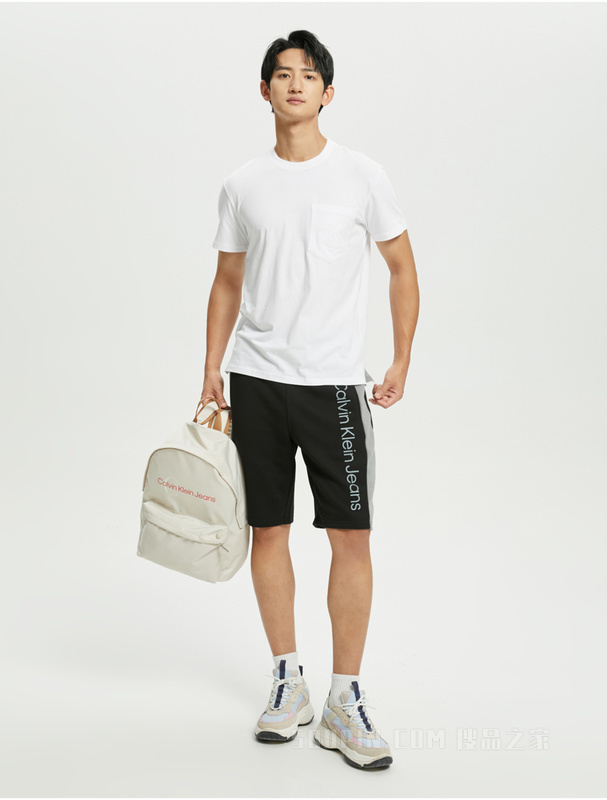 Calvin Klein 22春季新款男士休闲圆领顺色刺绣LOGO透气短袖T恤ZM01891