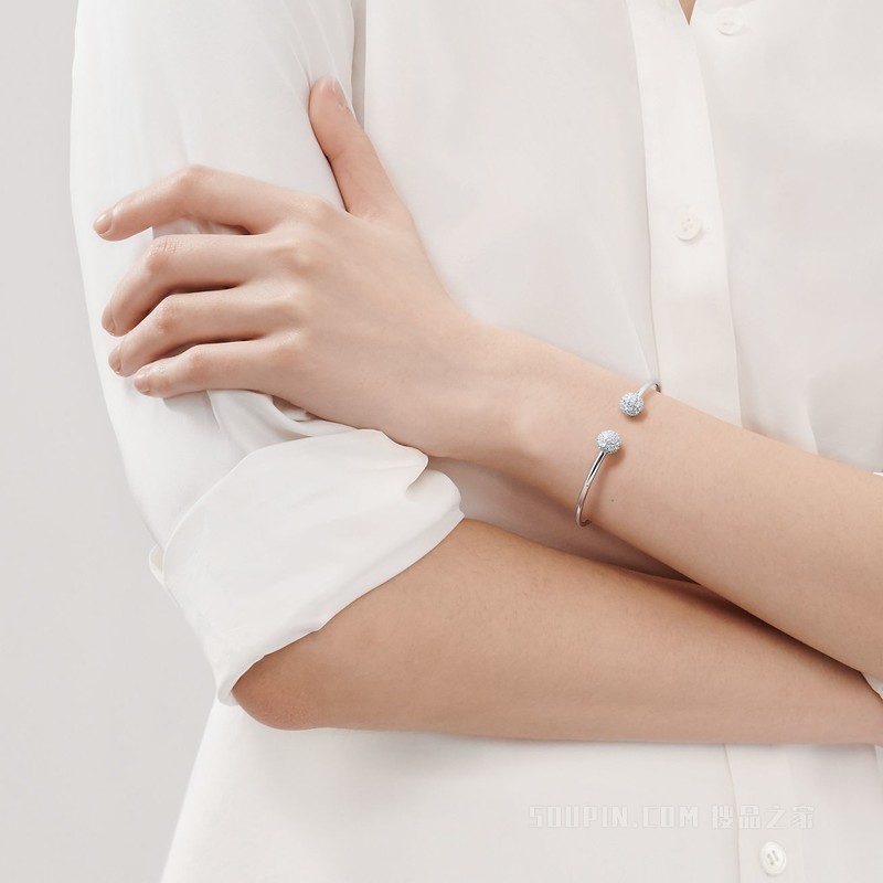 Tiffany HardWear 系列 18K 白金镶钻球形装饰线圈手链，中号。