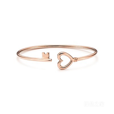 Tiffany Keys 系列 18K 玫瑰金中号心形线圈手镯。