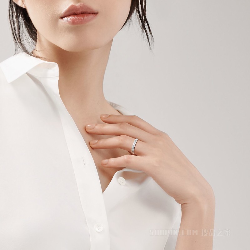 Tiffany & Co.® 系列铂金戒指，宽 3 毫米。
