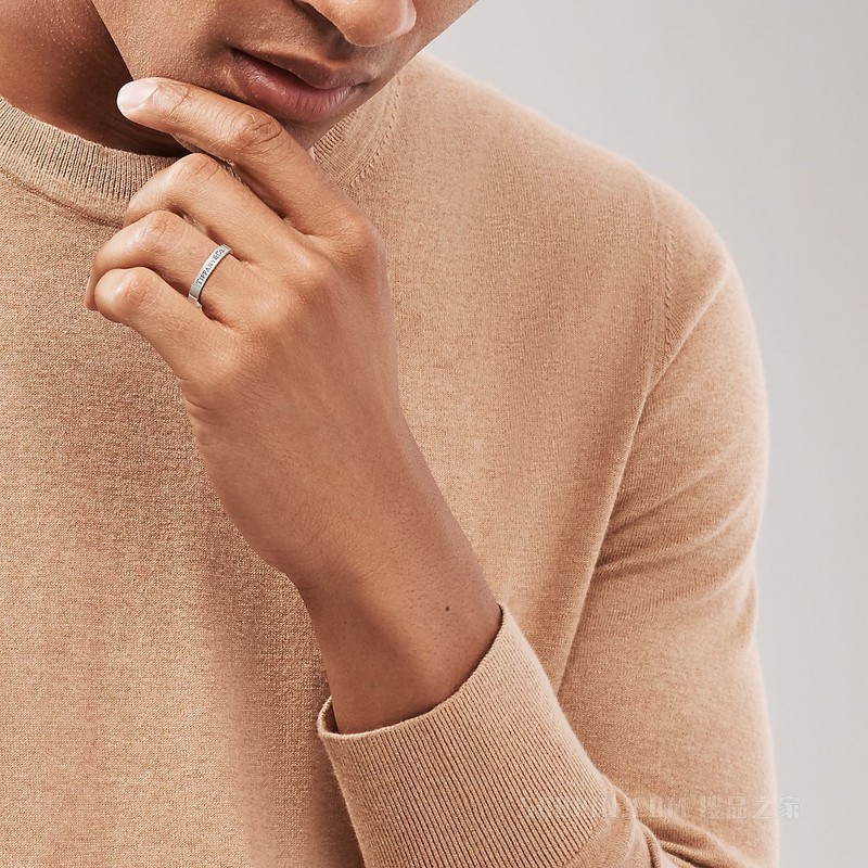 Tiffany & Co.® 系列铂金戒指，宽 3 毫米。