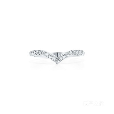 Tiffany Soleste 系列铂金镶嵌钻石 V 形戒指。