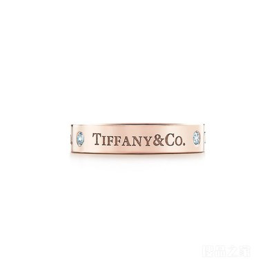 Tiffany & Co.® 系列 18K 玫瑰金镶钻戒指，宽 4 毫米。