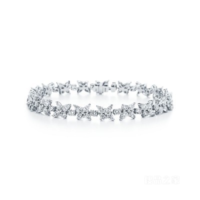 Tiffany Victoria™ 系列铂金镶钻花簇手链。