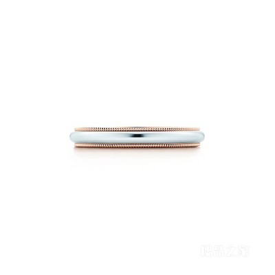Tiffany Classic™ 系列铂金及 18K 玫瑰金珠形边饰婚戒。