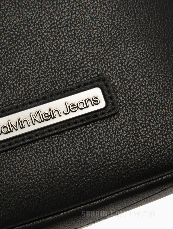 Calvin Klein 22秋冬新款男士LOGO标牌可调节肩带斜挎包HH3546