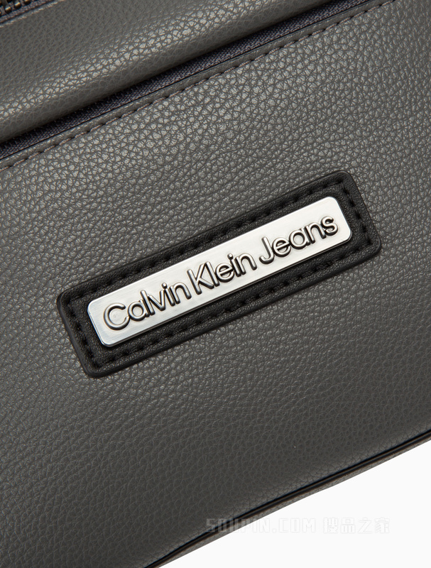 Calvin Klein 22秋冬新款男士LOGO标牌调节插扣经典腰包HH3547