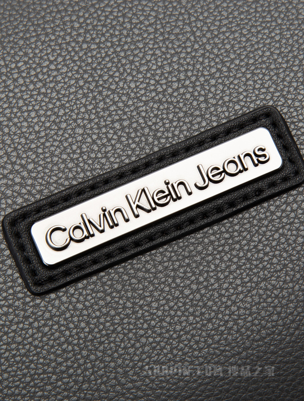 Calvin Klein 22秋冬新款男士LOGO标牌多口袋方形双肩包HH3544