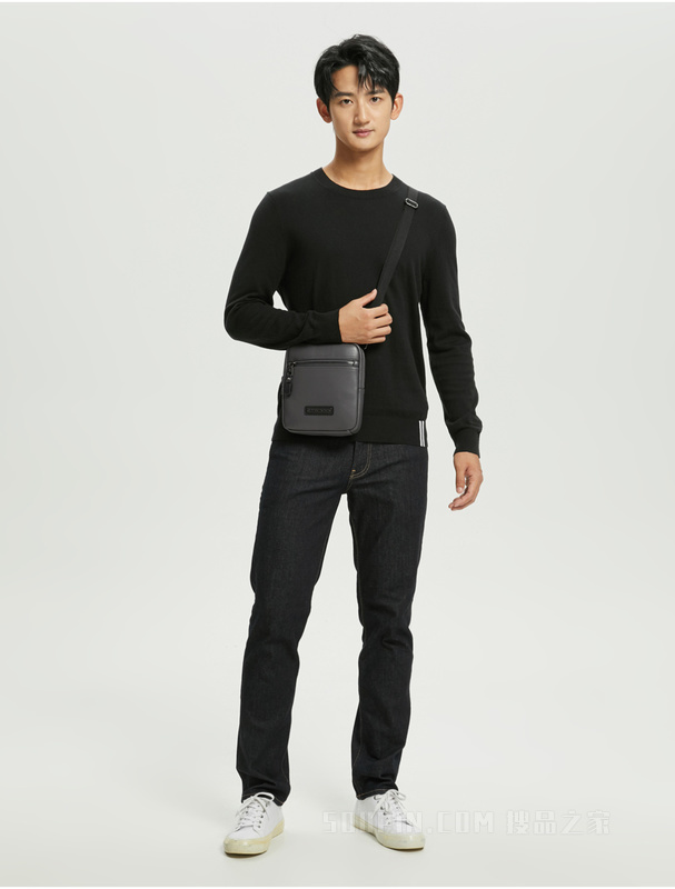 Calvin Klein 22秋冬新款男士LOGO标牌可调节肩带斜挎包HH3546