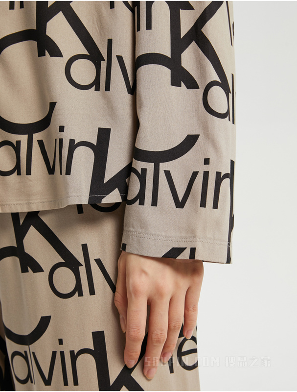 Calvin Klein 22早秋女士时尚LOGO满印丝滑透气翻领家居长袖睡衣QS6848