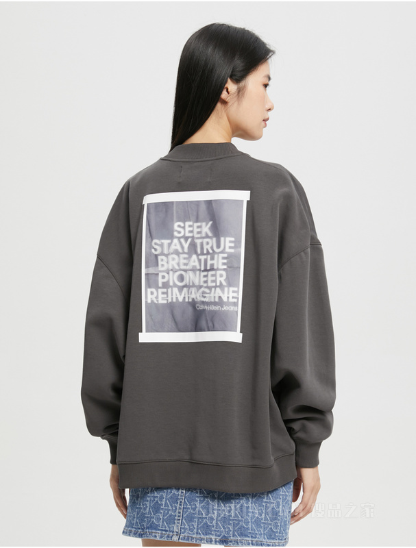 Calvin Klein 22秋冬女士时尚醒目标语印花圆领宽松套头卫衣J219770