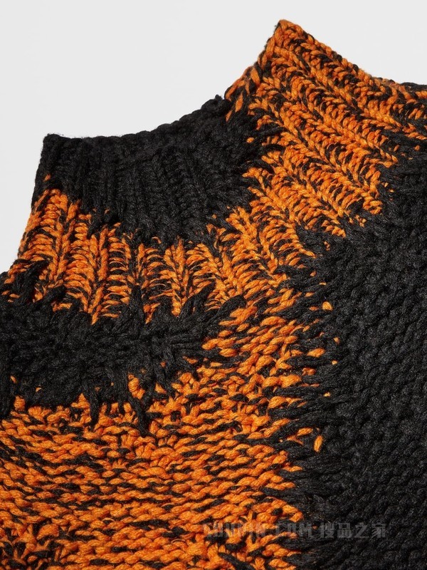 骆马红棕色配黑色山羊绒高领毛衣