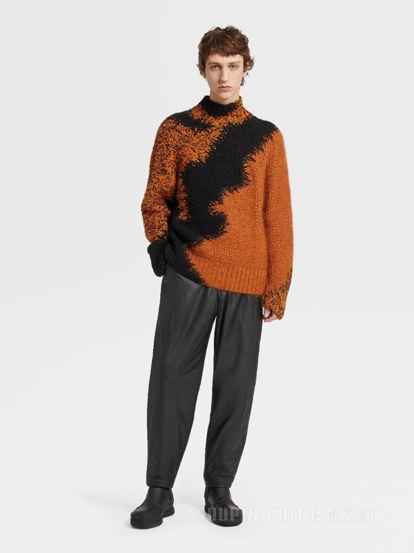 骆马红棕色配黑色山羊绒高领毛衣