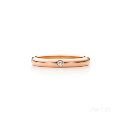 Elsa Peretti® 系列 18K 玫瑰金镶钻戒指，宽 3 毫米。