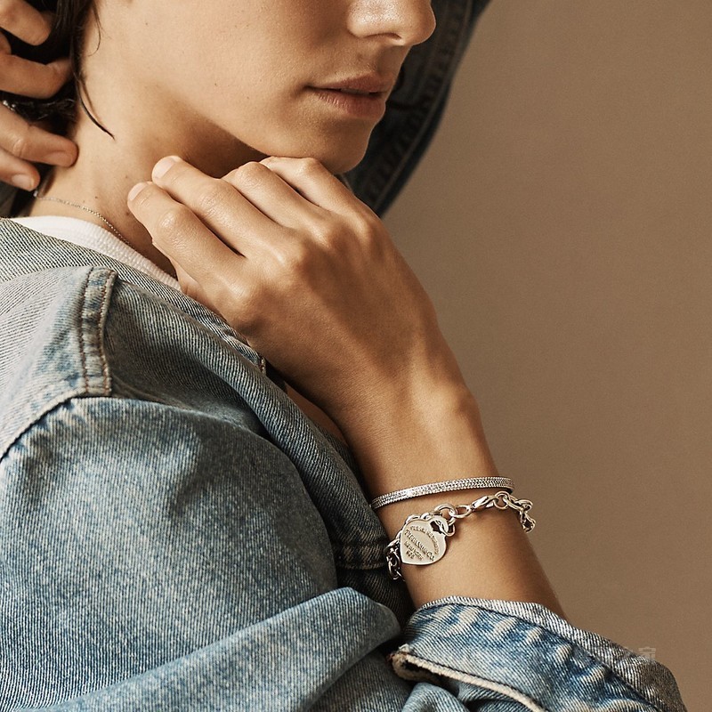 Tiffany Metro 系列 18K 白金镶钻三行铰链手镯，大号。