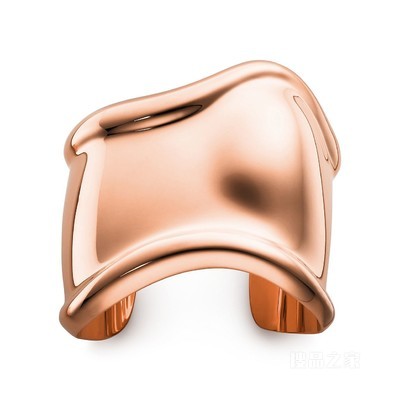 Elsa Peretti® 系列 18K 玫瑰金中号开口手镯，宽 61 毫米。