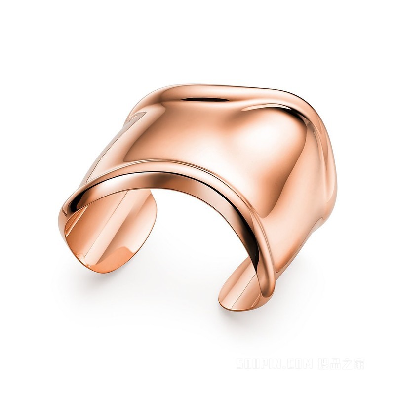 Elsa Peretti® 系列 18K 玫瑰金中号开口手镯，宽 61 毫米。