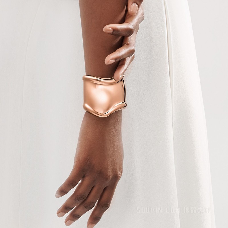 Elsa Peretti® 系列 18K 玫瑰金中号开口手镯，宽 61 毫米。