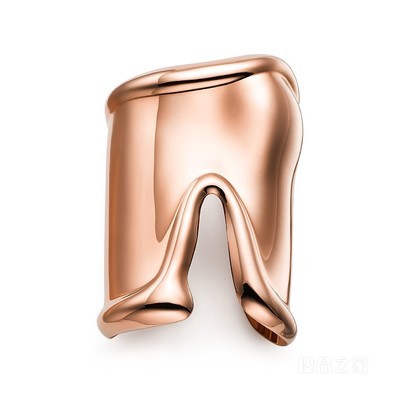 Elsa Peretti® 系列 18K 玫瑰金大号开口手镯，宽 95 毫米。