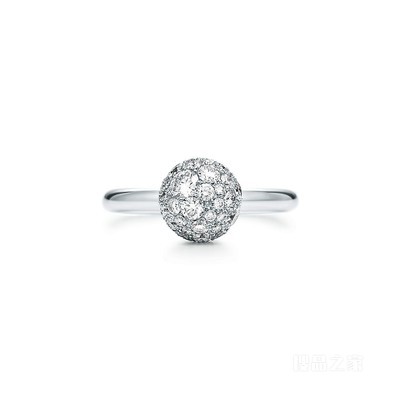 Tiffany HardWear 系列 18K 白金镶钻球形戒指。