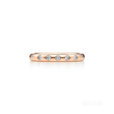 Elsa Peretti® 系列 18K 玫瑰金镶钻层叠戒指。