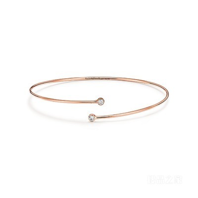 Elsa Peretti® 系列 18K 玫瑰金单行镶钻环形手镯。