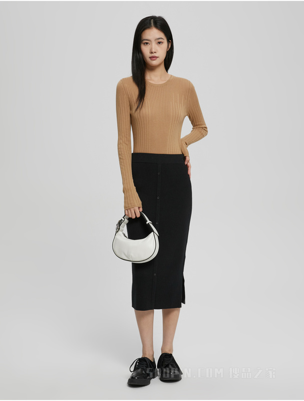 Calvin Klein 22秋冬新款女士时尚简约刺绣开衩针织包臀半身裙J219981