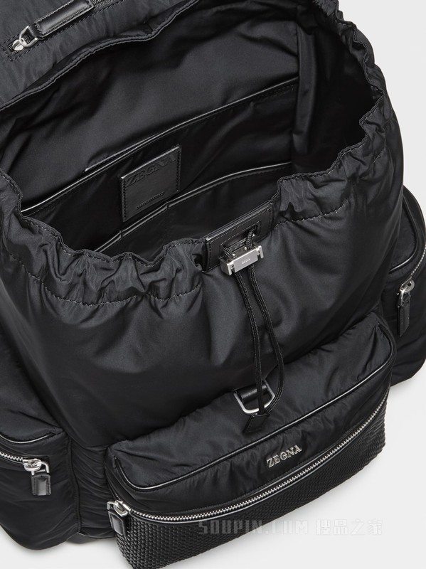 黑色 PELLE TESSUTA™ 配高科技面料双肩背包