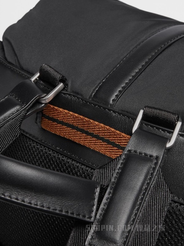 黑色 PELLE TESSUTA™ 配高科技面料双肩背包