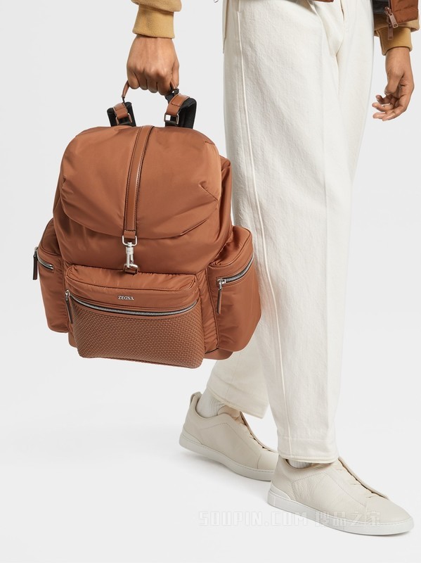 骆马红棕色 PELLE TESSUTA™ Special 双肩背包