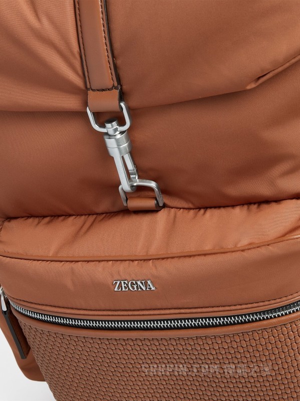 骆马红棕色 PELLE TESSUTA™ Special 双肩背包