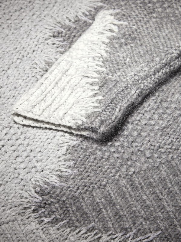 麻灰色配白色山羊绒高领毛衣