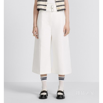短裤 米白色棉质斜纹面料搭配腰带
