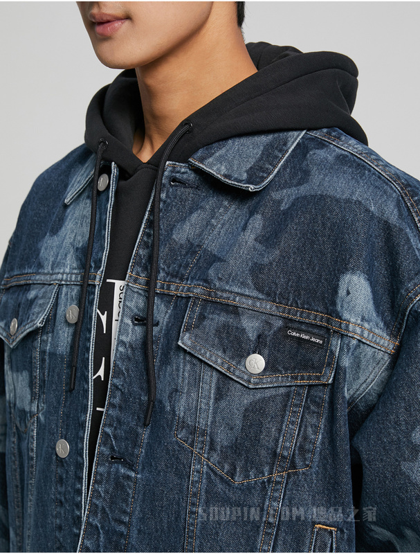【兔年限定】Calvin Klein 23春男女情侣中性纯棉满印牛仔外套J400235