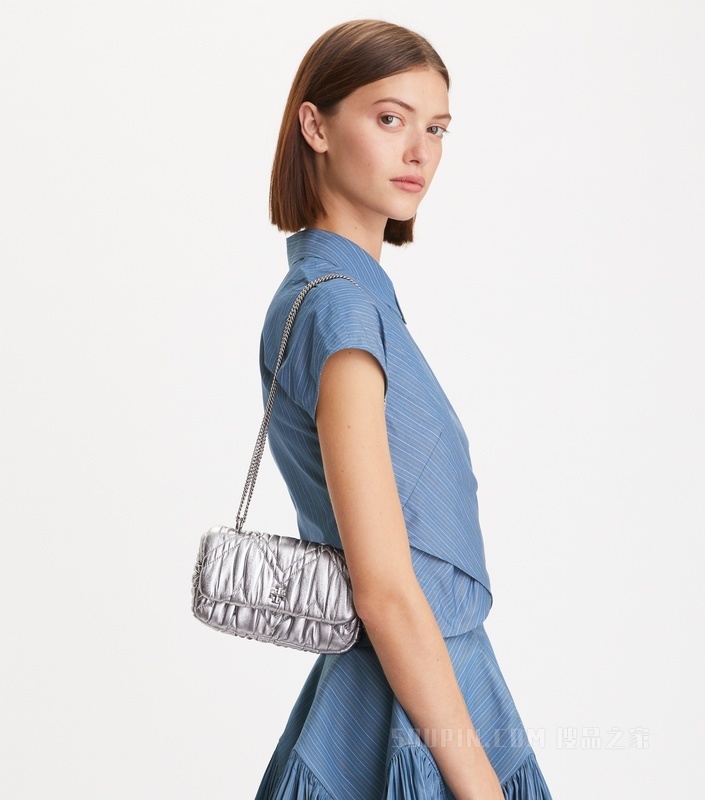 Kira 迷你菱形褶裥金属亮面翻盖手袋 银色