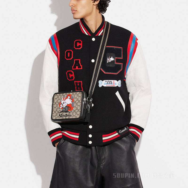 经典标志COACH X 大白兔 CHARTER斜挎包 VCG