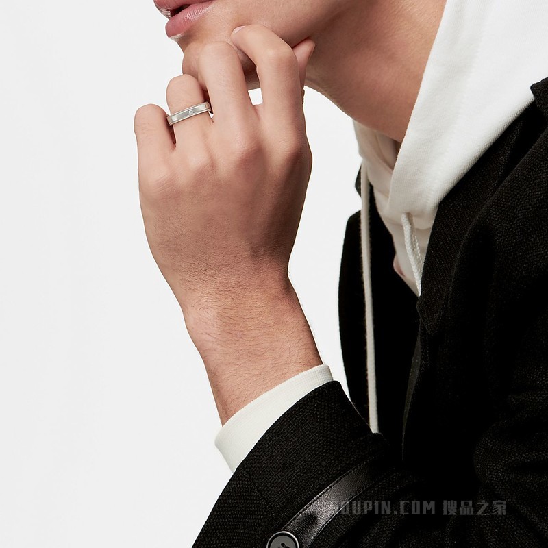 Tiffany Essential Band 铂金双行珠形边饰镶钻戒指。