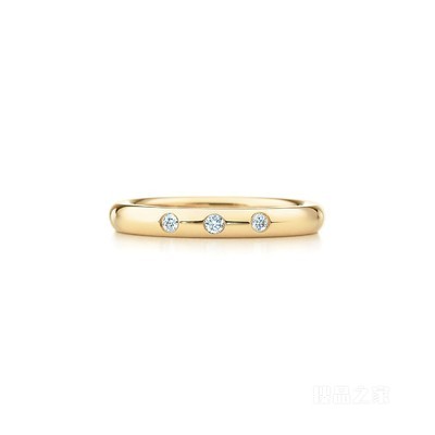 Elsa Peretti® 系列 18K 黄金镶钻层叠戒指。