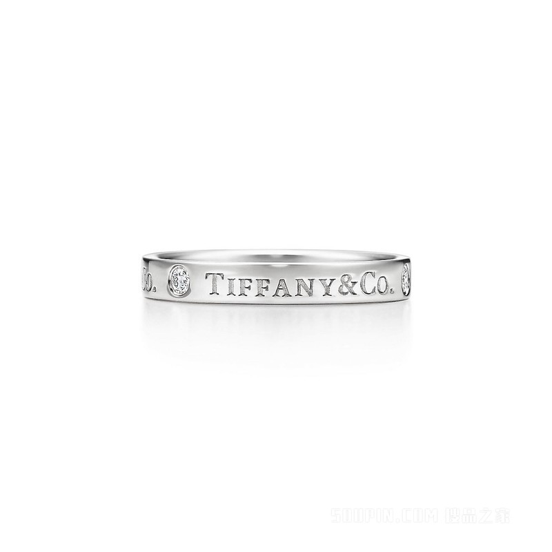 Tiffany & Co.® 系列铂金镶钻戒指，宽 3 毫米。
