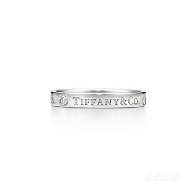 Tiffany & Co.® 系列铂金镶钻戒指，宽 3 毫米。