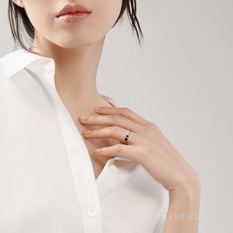 Tiffany & Co.® 系列铂金镶钻戒指，宽 3 毫米。